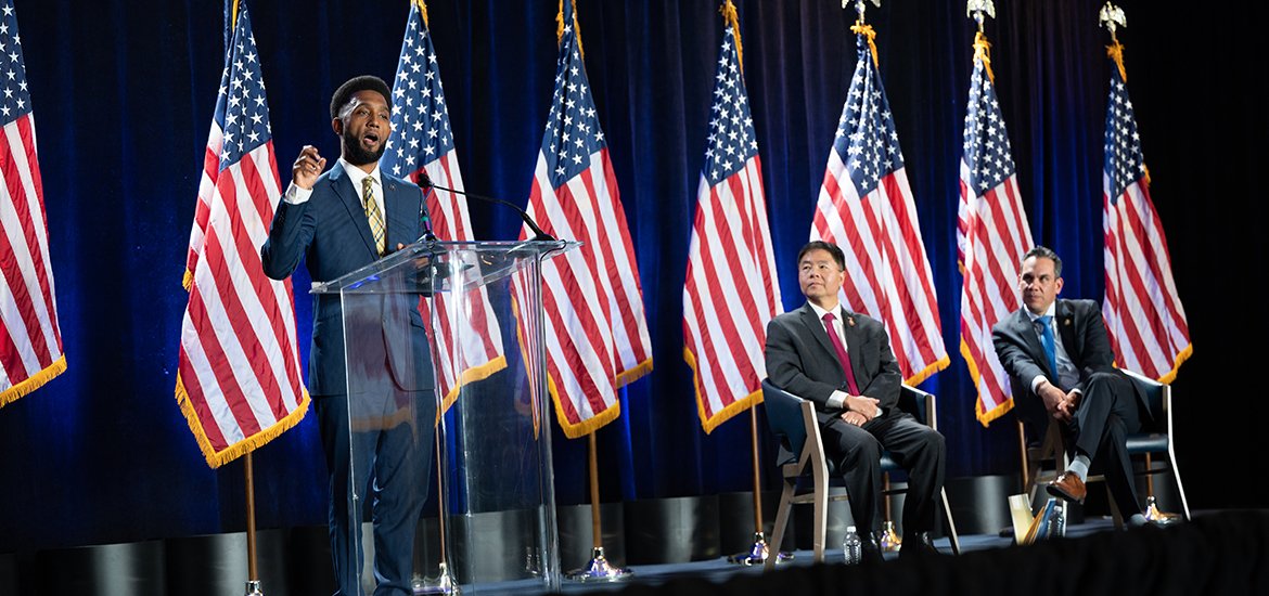 Mayor Scott addressing the crowd at the Democratic Caucus event